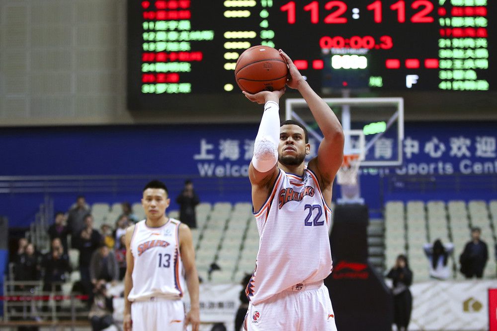 战报湖人20分惨败鹈鹕 詹姆斯34+6老六4抢断锡安26分NBA常规赛继续进行，洛杉矶湖人队（17胜17负）吞下连败。